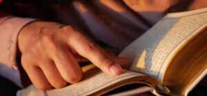 Al-Qur’an di Genggaman Tapi Kenapa Masih Jarang Dibaca Padahal Scroll Nggak Pernah Absen
