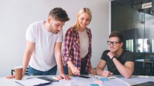 Blogger Review Produk: Strategi Promosi Digital yang Efektif untuk Meningkatkan Kepercayaan Konsumen